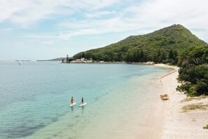 A beach with clear water, a sandy shore, and a hill in the background. - Shoal Bay Views (Shoal Bay)
