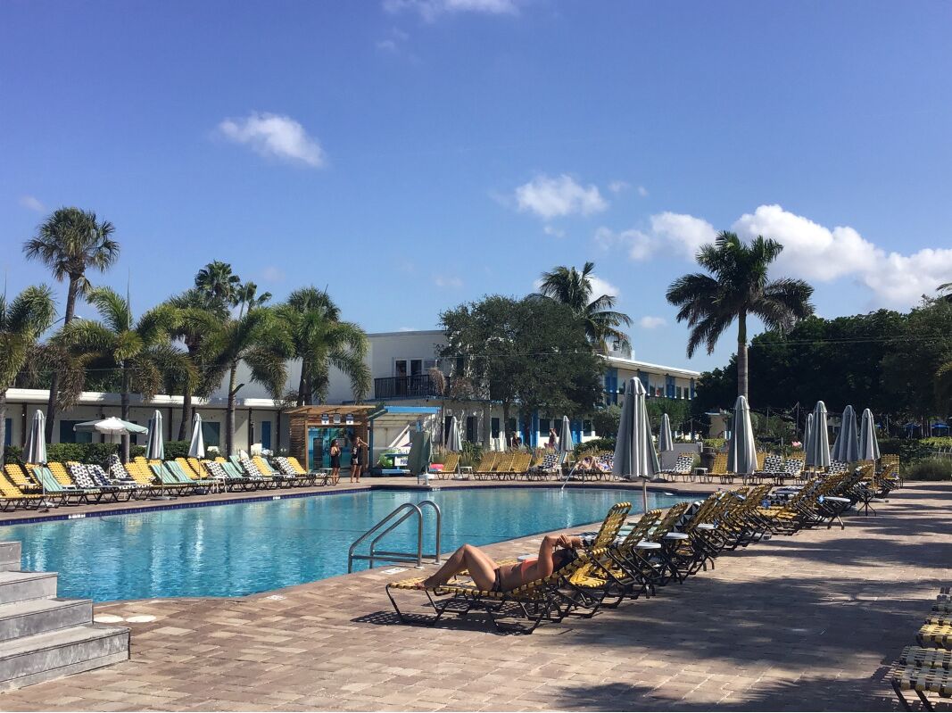 Your Ideal Seaside Retreat! 2 Relaxing Rooms | 2 Outdoor Swimming Pools