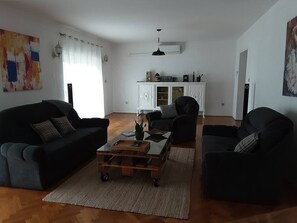 Fernseher, Kamin, Stereoanlage