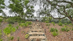 A stone staircase surrounded by greenery and trees. - Rancho Santa Fe Casita - Gate Guarded Community! (Rancho Santa Fe)