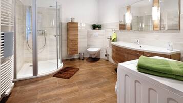 Dusche, Haartrockner, Handtücher