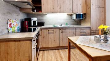 Frigorifero, microonde, forno, piano cottura