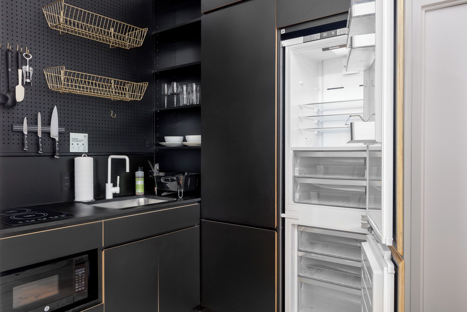 Studio Murphy | Private kitchen | Coffee/tea maker, stovetop, cookware/dishes/utensils, cleaning supplies