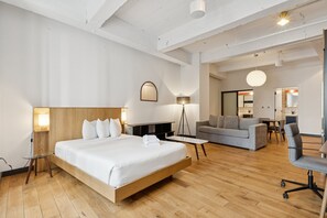 Studio Queen Gourmet | In-room safe, individually decorated, iron/ironing board, travel crib