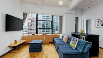 2 Bedroom Gourmet | Área de sala de estar | Smart TV de 60 pulgadas con canales digitales, televisión y Netflix