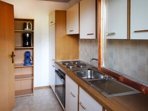 Kühlschrank, Ofen, Kochgeschirr/Geschirr/Besteck