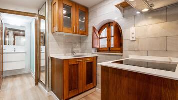 Refrigerador, microondas, horno y cafetera y tetera