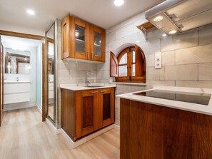 Kühlschrank, Mikrowelle, Ofen, Wasserkocher mit Kaffee-/Teezubehör