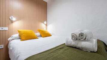 1 habitación, tabla de planchar con plancha, internet y ropa de cama