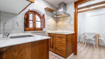 Fridge, microwave, oven, coffee/tea maker