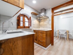 Fridge, microwave, oven, coffee/tea maker - Apartment in TGN historic center only 450m beach (Tarragona)