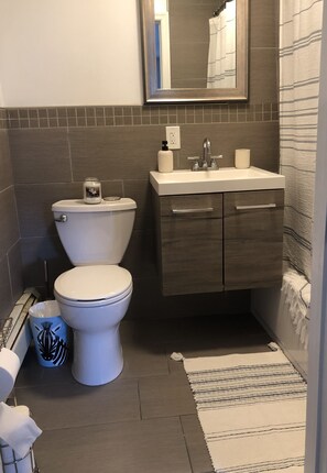 Hair dryer, towels, soap, shampoo - The Floral Garden Retreat (Bayonne)