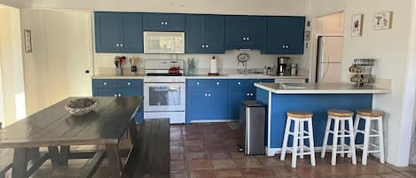 Frigorífico, microondas, horno y placa de cocina