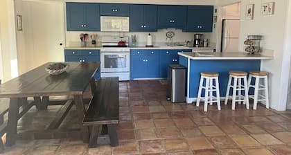 Secluded hilltop cabin, Lost Maples Park, private river access, hot tub & peace!
