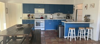 Secluded hilltop cabin, Lost Maples Park, private river access, hot tub & peace!