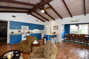 Smart-TV, Kamin, DVD-Player, Bücher