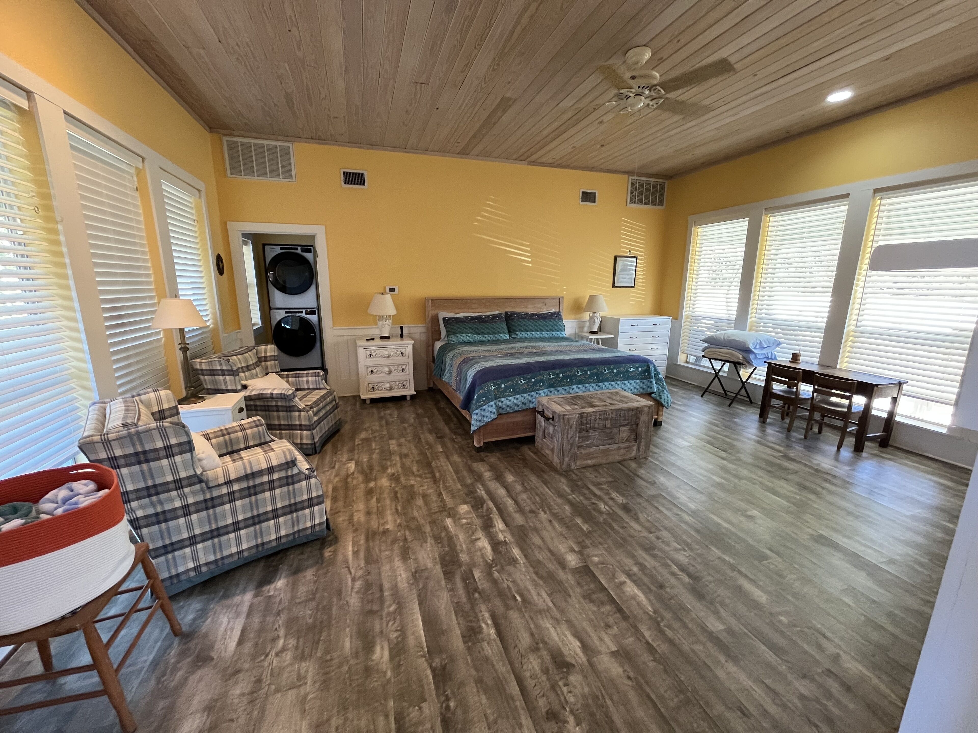 2 多间卧室、办公桌、免费 WiFi、床单