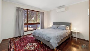 4 bedrooms, free WiFi, bed sheets - The Newby -  Perfect for a couple of families seeking a  getaway together. (Lancelin)