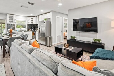 Beautiful 4BR Home w/New Patio |Well Appointed | Sleeps 10 |1 Mile to Gardens & Adventure Island