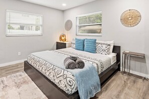 4 habitaciones, escritorio y tabla de planchar con plancha 