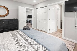 4 Schlafzimmer, Schreibtisch, BĂŒgeleisen/BĂŒgelbrett, Reisekinderbett