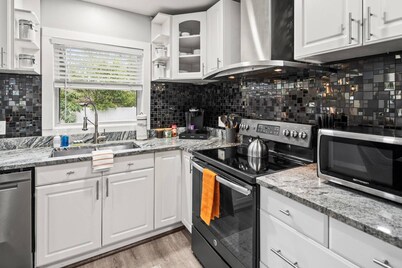 Beautiful 4BR Home w/New Patio |Well Appointed | Sleeps 10 |1 Mile to Gardens & Adventure Island