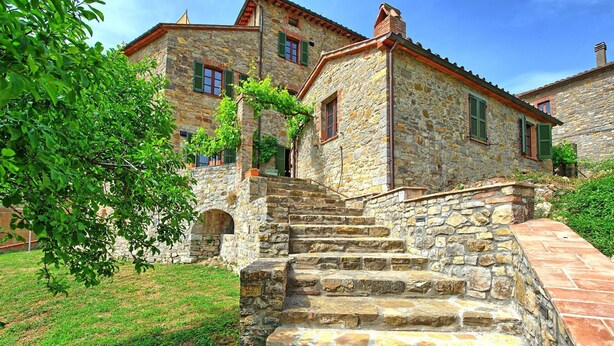 A stone staircase leading to a traditional stone building with a tiled roof and green shutters. - Villa Collina - Holiday House Rental with private swimming pool in the small  village of Montegi... (Montegiove)