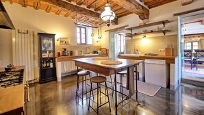 A spacious kitchen with a wooden bar, a dishwasher, and a large window. - Villa Collina - Holiday House Rental with private swimming pool in the small  village of Montegi... (Montegiove)