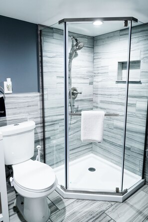 Hair dryer, towels - 1-bedroom vacation home 12 minutes from Bronx Zoo (Mount Vernon)