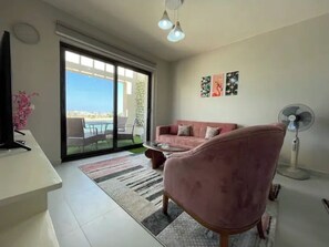 Smart TV, Netflix, streaming services - Single Bedroom appartment direct view swimming pool, lagoon, golf (Red Sea Governorate)