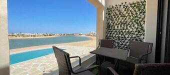 Single Bedroom appartment direct view swimming pool, lagoon, golf