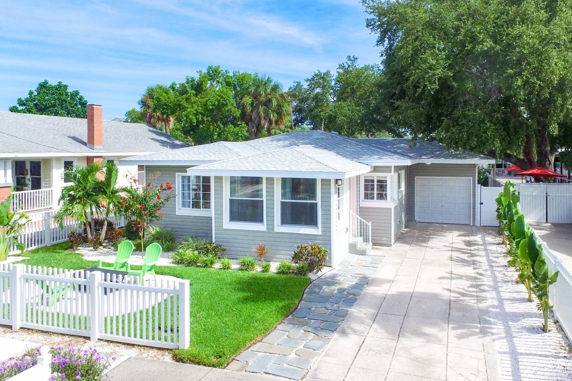 Centrally Located, Walk to Main St. ~ Private Backyard w/Grill ~ Wi-Fi, Parking ~ Dunedin Bungalow