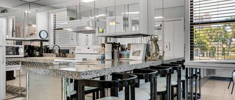 ثلاجة، ميكروويف، غسالة أطباق، ماكينة لصنع القهوة/الشاي