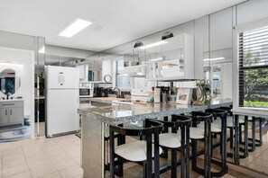 Kühlschrank, Mikrowelle, Geschirrspüler