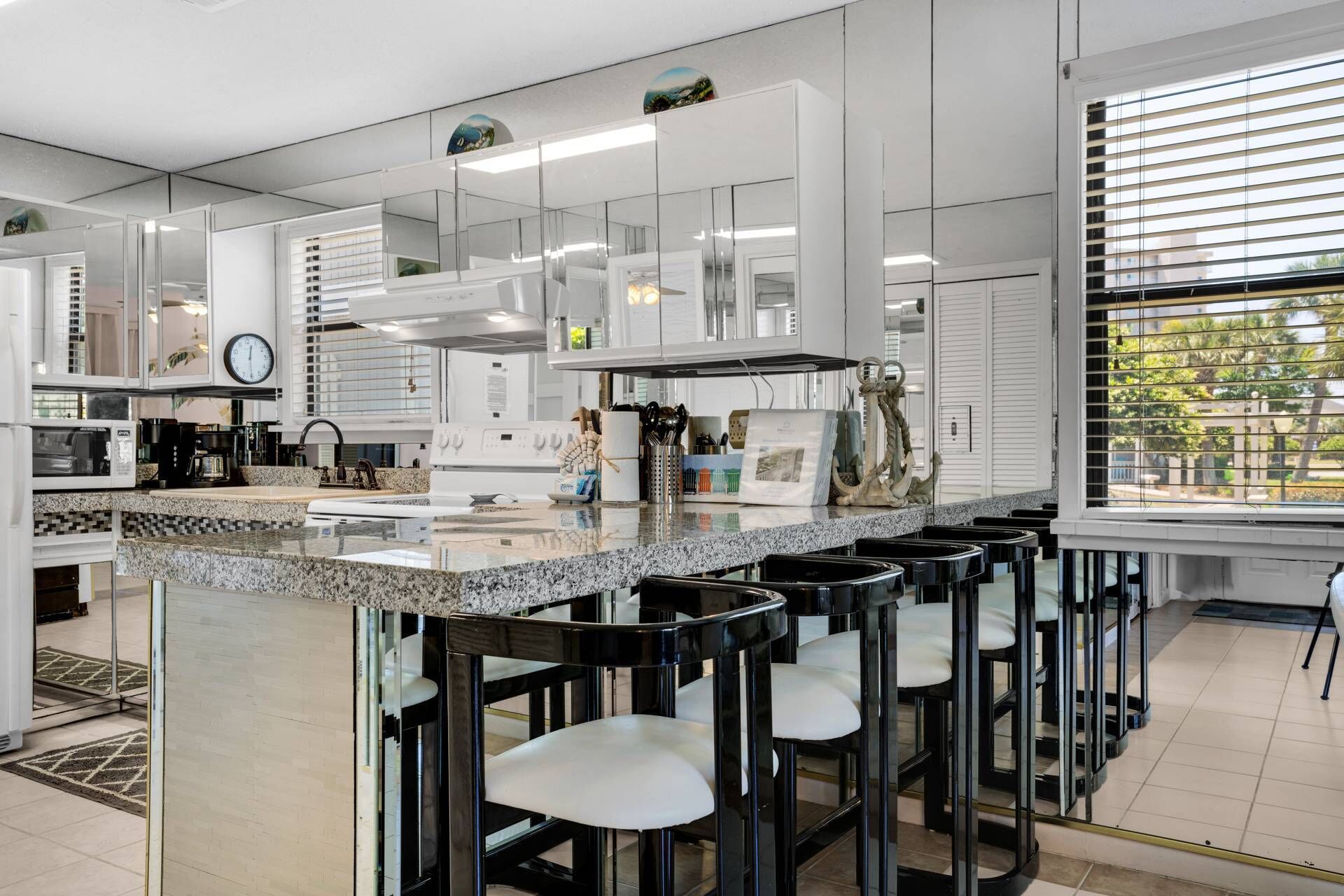 Refrigerador, microondas, lavavajillas y cafetera y tetera 