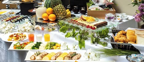 Un bufé con diferentes alimentos y bebidas.