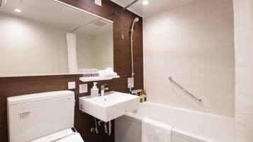 Gratis toiletartikelen, een haardroger, pantoffels, een bidet