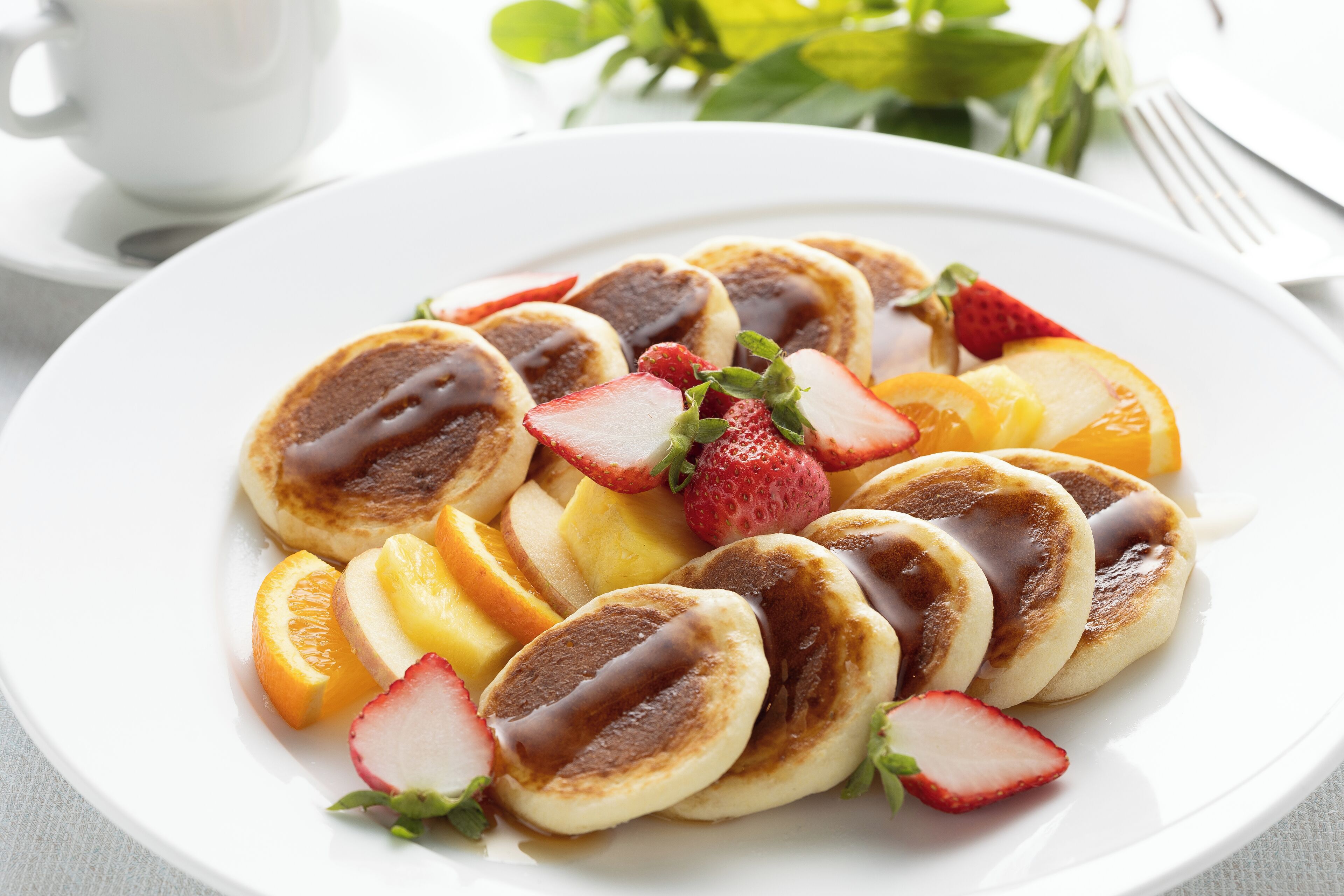 Une assiette de crêpes garnies de fruits.