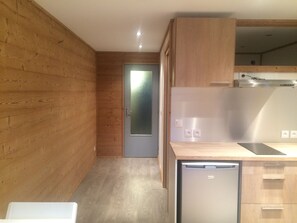 Kylskåp, mikrovågsugn, ugn och spishäll