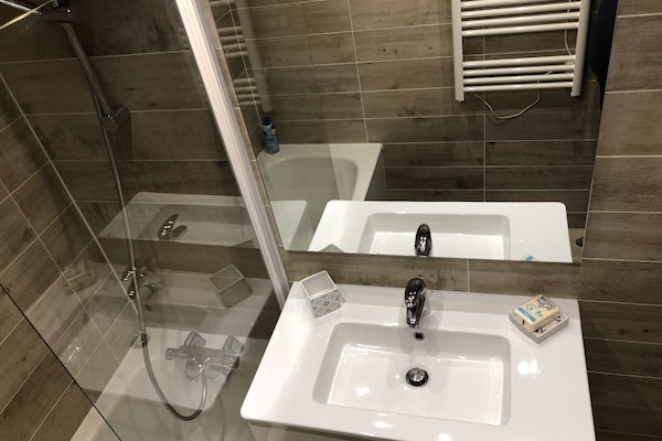 Ensemble douche/baignoire, sĂšche-cheveux