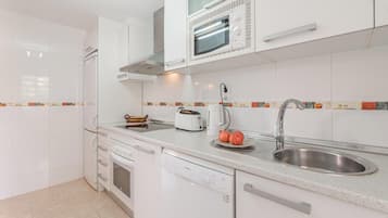 Geladeira, micro-ondas, fogão, cooktop