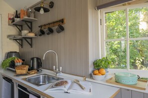 Refrigerador, microondas, parrilla de estufa y tetera eléctrica 