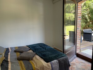 3 bedrooms, iron/ironing board, free WiFi, bed sheets