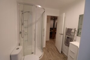 Shower, hair dryer, towels, soap - Tiffany Swim spa resort (Ohakune)