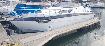 Docked boat, studio on the water, unusual accommodation, 50 m from the beach