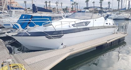 Docked boat, studio on the water, unusual accommodation, 50 m from the beach