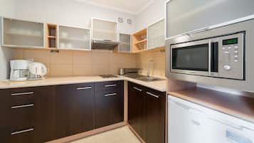 Studio (207 A) | Private kitchenette | Fridge, microwave, stovetop, electric kettle