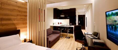 Superior Studio Suite | Desk, laptop workspace, blackout drapes, soundproofing