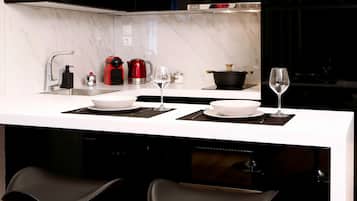 Studio Suite Superior | Makan di kamar