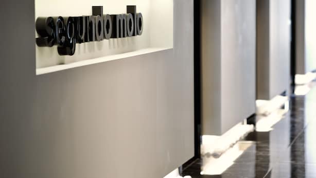 A sign with the text "segundo mundo" in a modern, minimalist design. - Segundo Molo Suites (Thessaloniki)